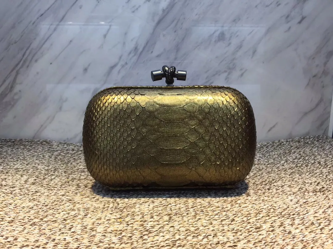 🔥🔥Model No. 8651🔥🔥This elegant clutch bag is one of the most popular handbags in woven bags. It is an interpretation of a classic design that was reintroduced in 2001. Since its launch, the Knot clutch has exhibited exquisite craftsmanship and integrated different styles from low-key to flamboyant. Each new Knot product demonstrates the irresistible and timeless charm of this classic handbag. This luxurious handbag features the signature braided rope buckle and is crafted from rare yellow-ringed forest snake and water snake skins. More charming and luxurious texture. Size: Small 16.5cm